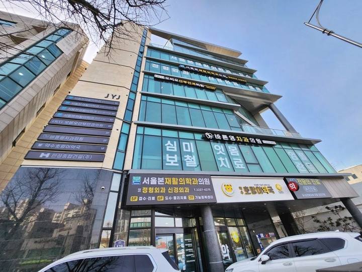 신당동치과, 적은 잇몸절개로 통증 줄여 어르신들도 가능한 임플란트 사진 1