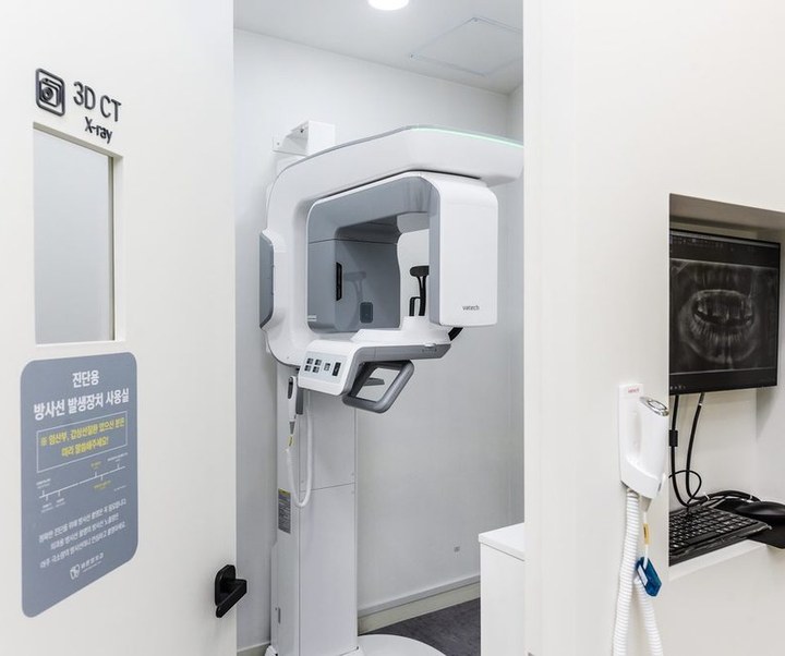 3D CT 화면으로 치아 뿌리와 신경관을 확인하는 장면