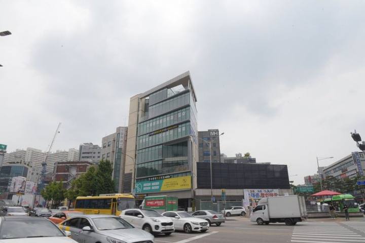 신당동치과 임플란트 비용만 보고 결정하지 말고 사진 1