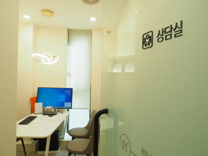신당동치과 임플란트 비용만 보고 결정하지 말고 사진 3